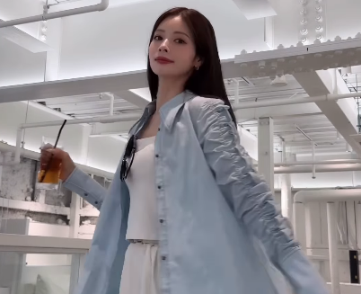 「あなたは世界で一番美しい」ママ美女インフルエンサー、フロアで魅せたモデル仕草にファンうっとり状態！