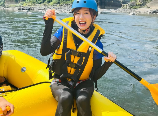 「めっちゃ楽しそう！」スポーツ美女子、雄大な美観のなか”川下りの映えすぎラフティング・ムービー”を披露！