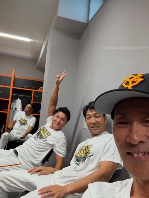 元木大介、清水隆行・高橋由伸らとOB戦前に集合ショット。「18時からジャイアンツ女子と試合」