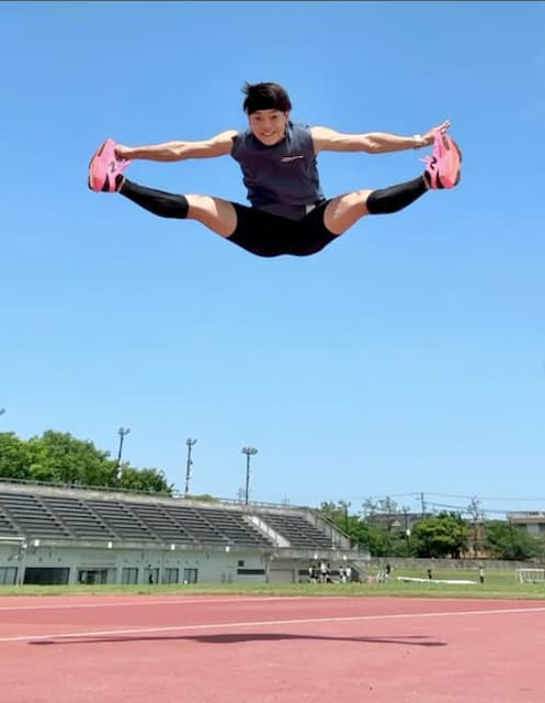 「凡人には超絶ムリ」おばたのお兄さんが超人級のジャンプを披露！？