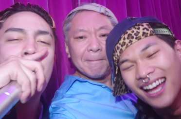 「ラブイズオーバー熱唱中！」鈴木おさむ、コモレビとのカラオケショットに注目集まる！