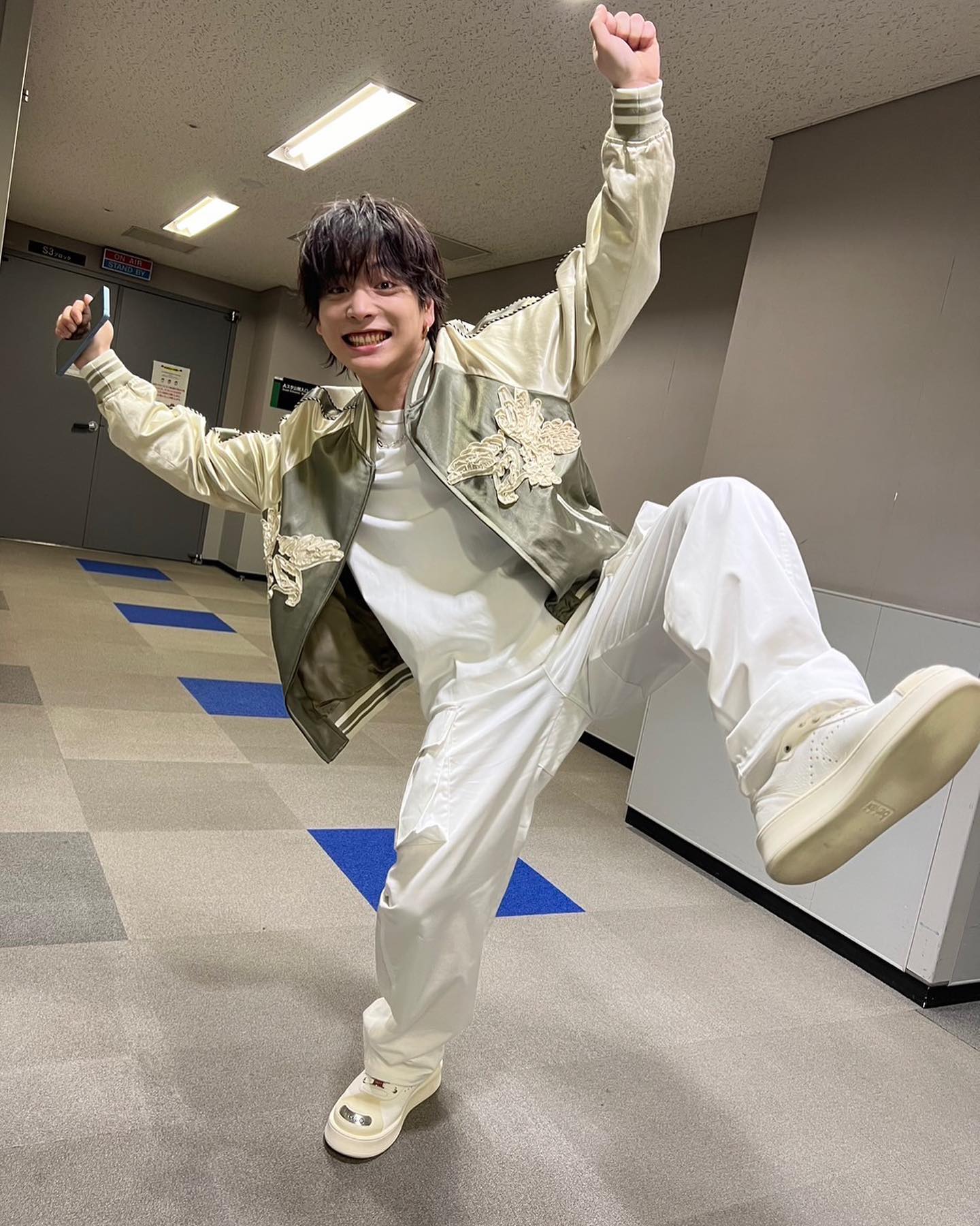 優里が雰囲気の違ったライブ衣装を公開！！「も〜激カワからのカッコ良過ぎ〜」