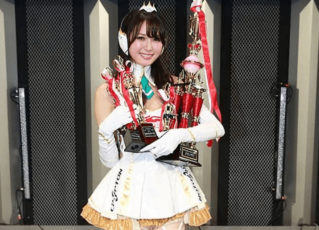 「トップクイーンに輝いた時のレア写真だ…！」ダーツプロ＆Rクイーンの美女、激カワトロフィーショットにファン感涙！