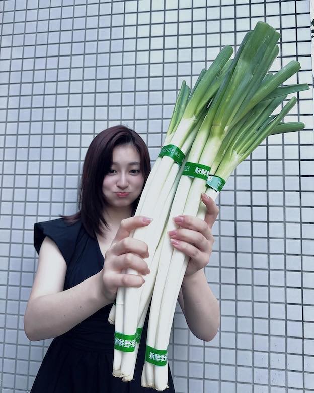 手に持っているものとは？！吉川愛がドラマの撮影中の写真を公開！