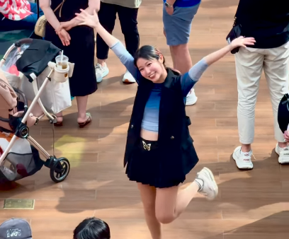 「私も行ってみたい」美女アスリート、話題の海外の図書館へ！映えすぎムービーにファン注目の眼差し「可愛い」