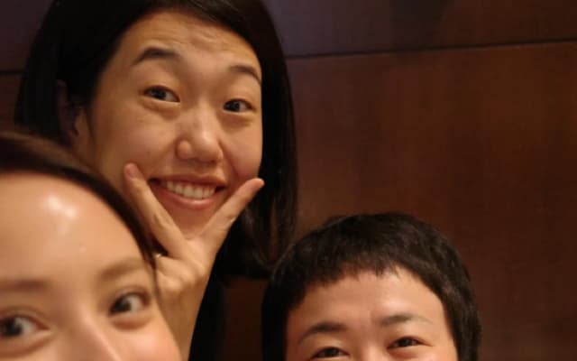 滝沢カレンが仲良し3ショットを披露「笑わずに食べられたことがないんです」