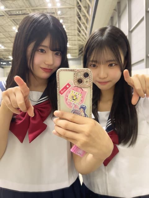 まるで同級生気分!?HKT48メンバーのセーラー服2ショットにファン悶絶！