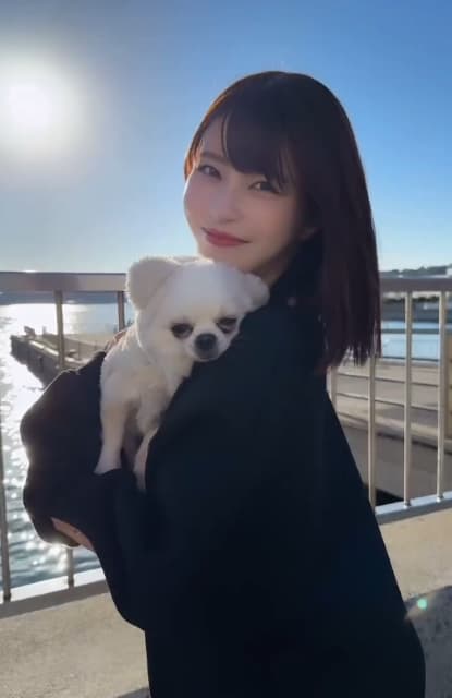 眠たそうな表情が最高！グラドル 岸明日香 愛犬との可愛すぎる動画を公開！