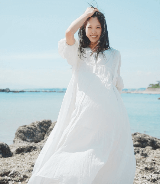 「海育ちだから…」美女タレント、海のある街へ！素足の”フェアリー・ショット”にファン夢心地「白い妖精！」