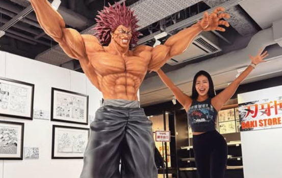 ”範馬勇次郎に憧れた美女”、格闘好きのフィットネスモデル、刃牙展でハッスル！刃牙・勇次郎・渋川剛気パネルと記念撮影