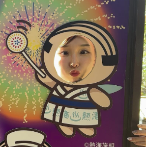 加護亜依、熱海ロケで黒縁メガネ姿を披露！ファンから“可愛すぎる”と絶賛の声！！