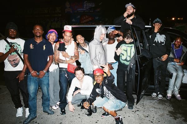 千葉雄喜、チーム友達と集合写真