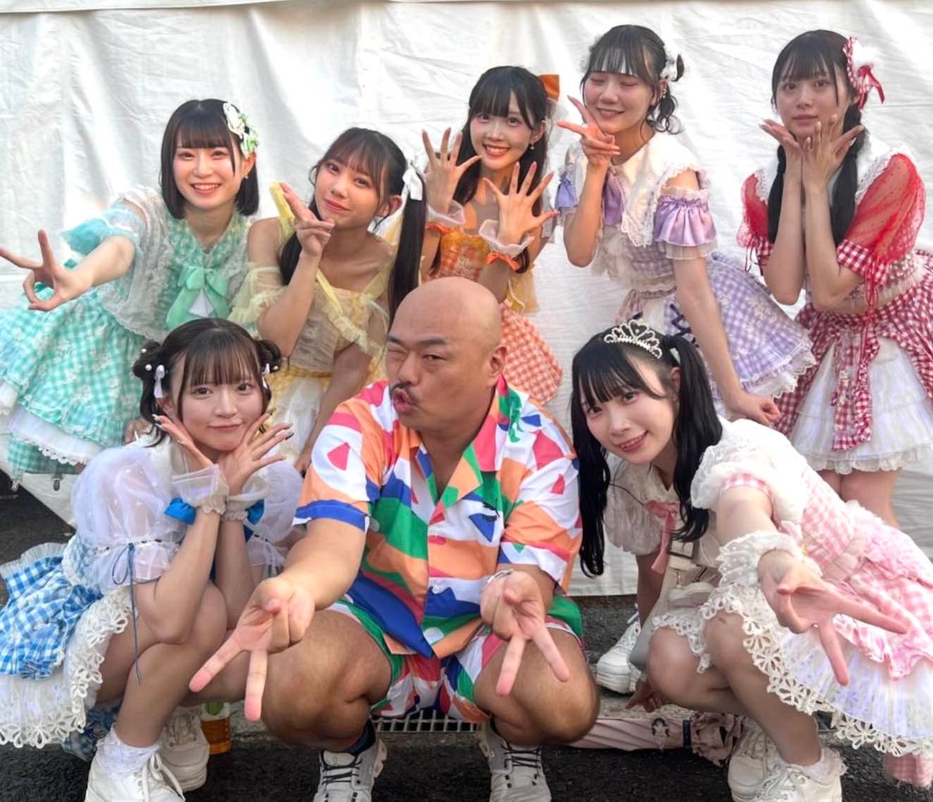 クロちゃんがアイドルに囲まれデレデレ