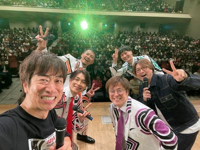 テンダラー浜本広晃、結成30周年記念公演で「純烈」メンバーと爆笑コラボ漫才を披露！