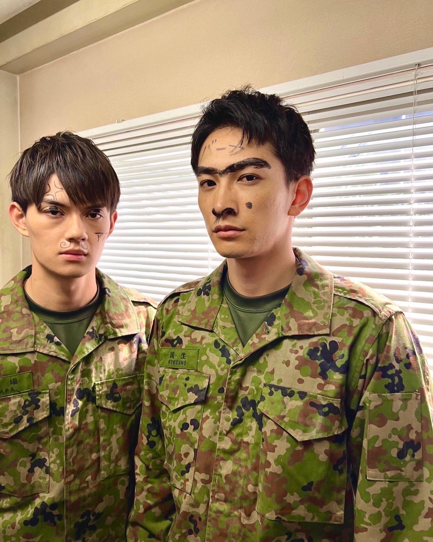 🤣佐野勇斗さんと町田啓太さんのお茶目なツーショットに「落書き可愛すぎて死ぬ」