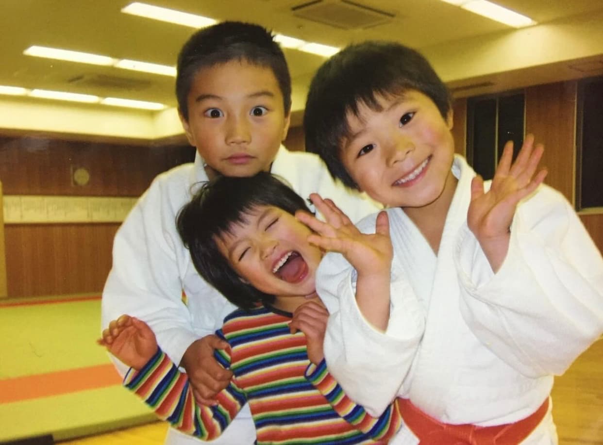 「なんて可愛い3兄妹❤️❤️❤️」阿部詩がアップした幼い頃の超レア写真が話題に！