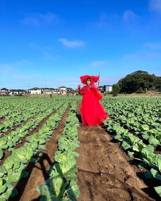 【念願の“畑ショット”が実現】高橋愛、自然の中でキラリと輝く撮影姿を公開