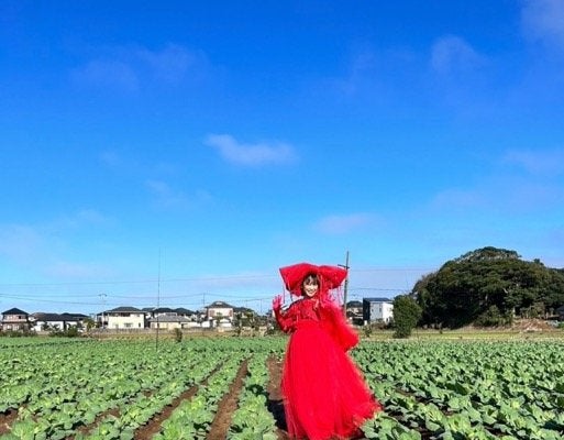【念願の“畑ショット”が実現】高橋愛、自然の中でキラリと輝く撮影姿を公開