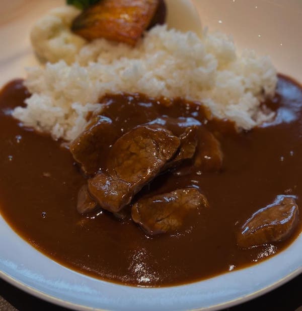 有吉弘行がカレーで飯テロ！輝くルーが食欲をそそる