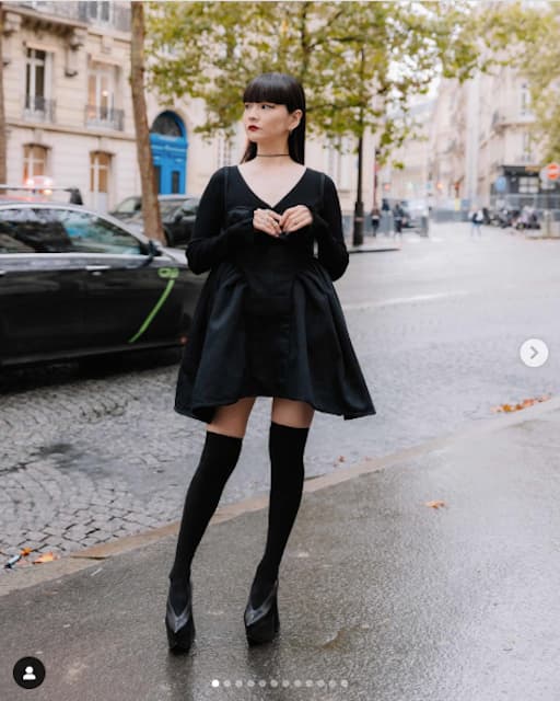 秋元梢が黒を基調としたファッションを公開「珍しい」