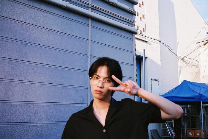 「好き過ぎる!」「黒髪は相変わらず可愛いです」黒髪に戻した人気俳優が、メガネの私服を披露