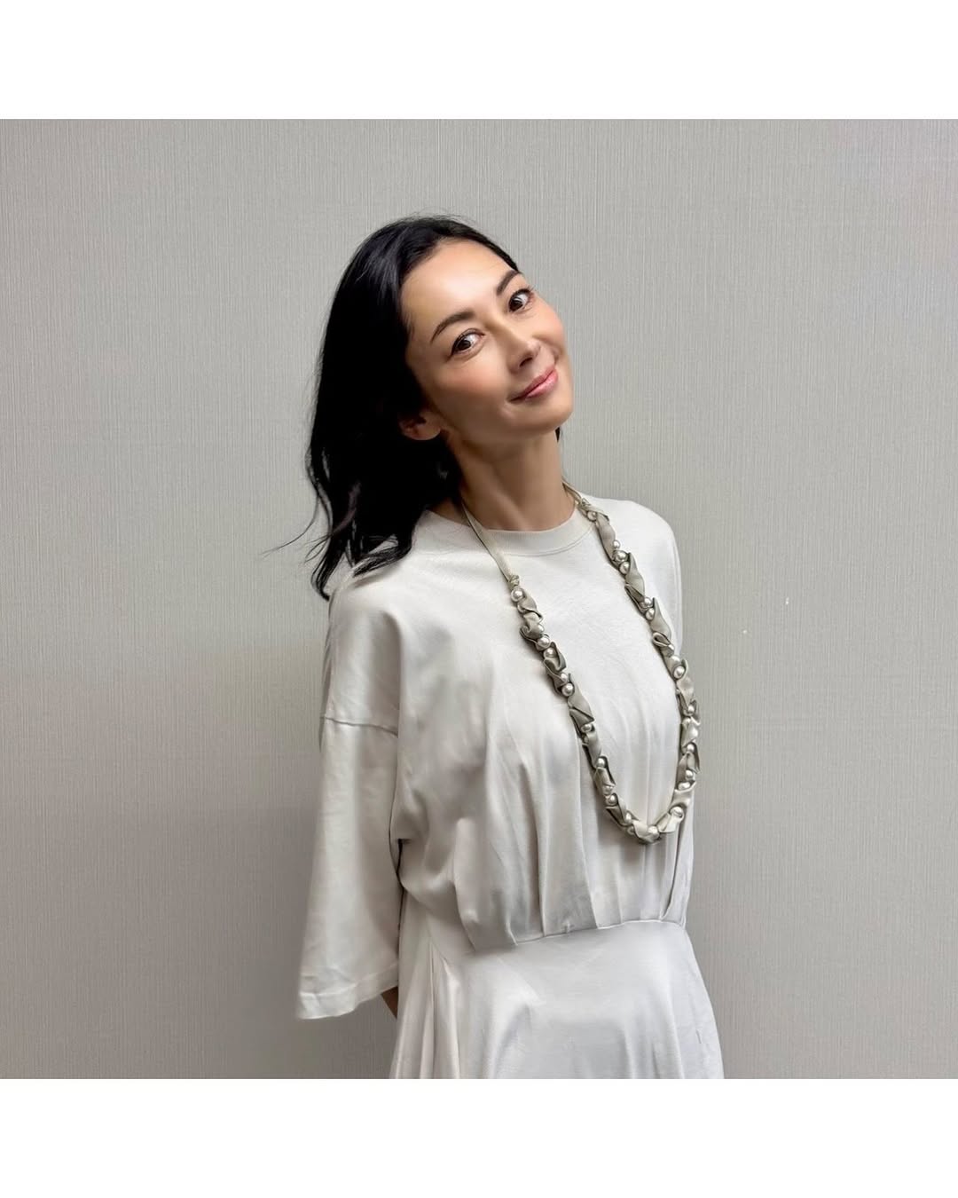 タレント兼女優・伊東美咲、サロンにて杉田氏と癒される保護犬の写真を公開！