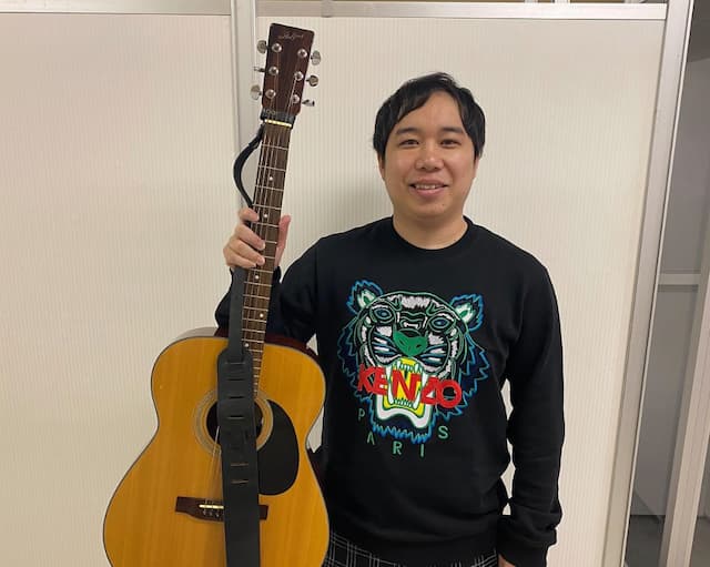 霜降り明星・せいや、アコースティックギターを片手に微笑むオフショット公開！