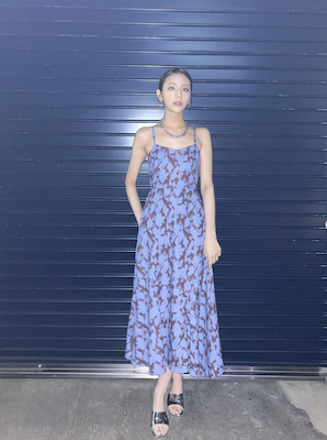 何頭身!?  大人気モデルのワンピース姿が「スタイル良すぎる」SNS騒然