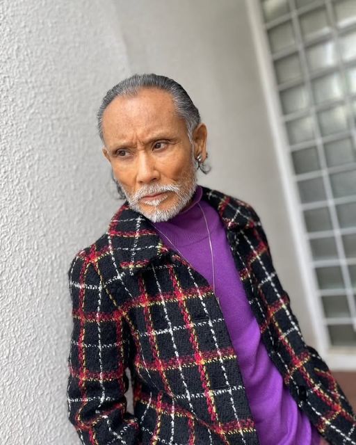 「カラー合わせが最高」69歳・片岡鶴太郎、イケオジすぎる