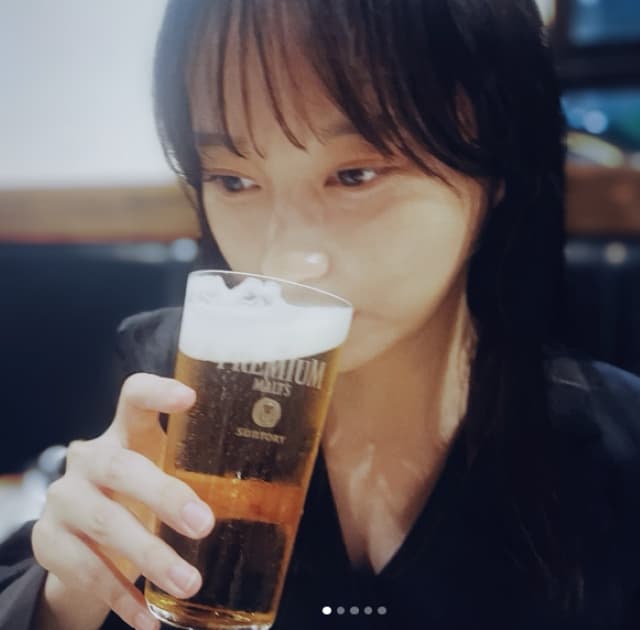 女優 影山優佳 ビールの秋！「みんなで乾杯しよ！🍻」