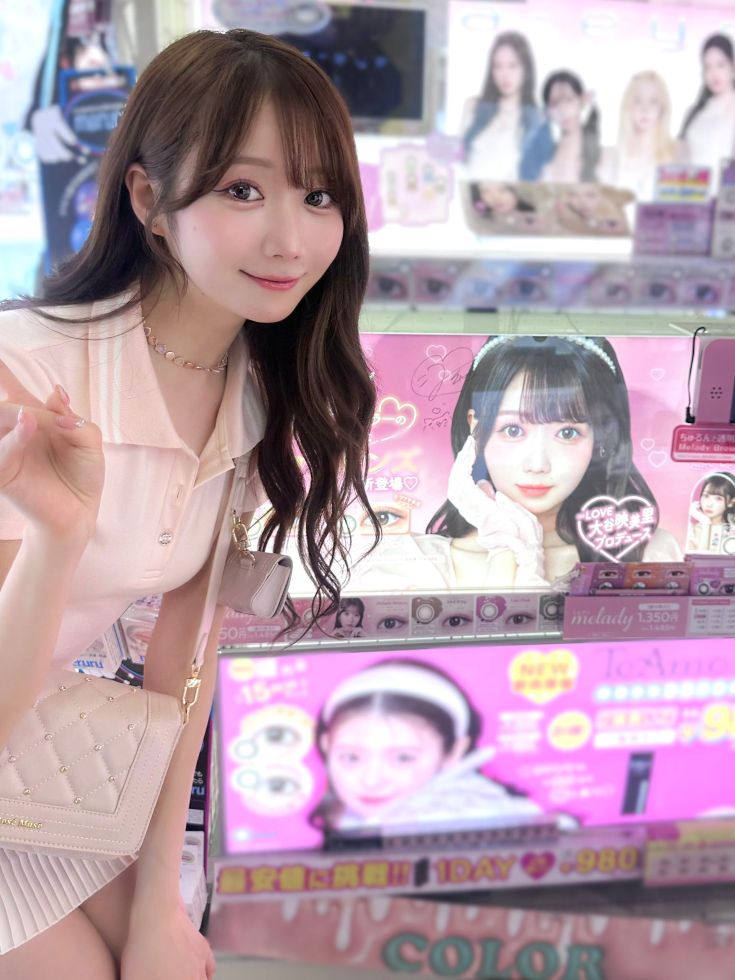 大谷映美里、meladyカラコン広告と2ショット