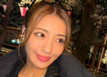 「盛れてるか分からんけど可愛い…！」橋本梨菜が夜桜散歩ショットを公開、ファンから絶賛の嵐