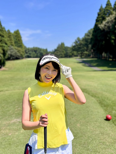 ノースリ美肌＆弾ける笑顔がまぶしすぎる！ゴルフ女子美人アナ、産後2カ月ひさびさラウンドショットにファン歓喜！