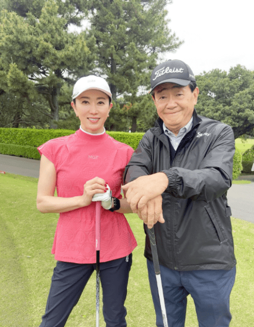 元競泳日本代表・田中雅美、所属事務所会長の"あの大物芸能人"と笑顔でゴルフ2S公開！