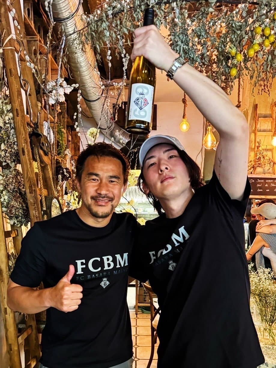 「お前の曲が頭から離れないわ(笑)」岡崎慎司、ドイツで再会した“ビッケの生ライブ”に魂揺さぶられた理由