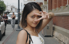 「え、どこのトップス!?」みちょぱが披露したオーストラリア旅の私服ショットに反響