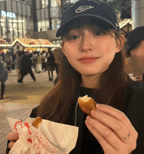 「食べる…？」あの38万フォロワーを誇る女優、”凍えながら◯◯を食べた”ショットに反響続出！「なんでやねんっ」