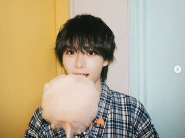 大西流星の夏祭りショットに『わたあめと流星相性最高🤦‍♀️🤦‍♀️🤦‍♀️』