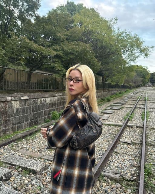 「全身、チェックの服を着こなす人いない」人気ユーチューバーとコスプレイヤーが誕生日旅行で京都へ　個性的なファッションも見逃せない！