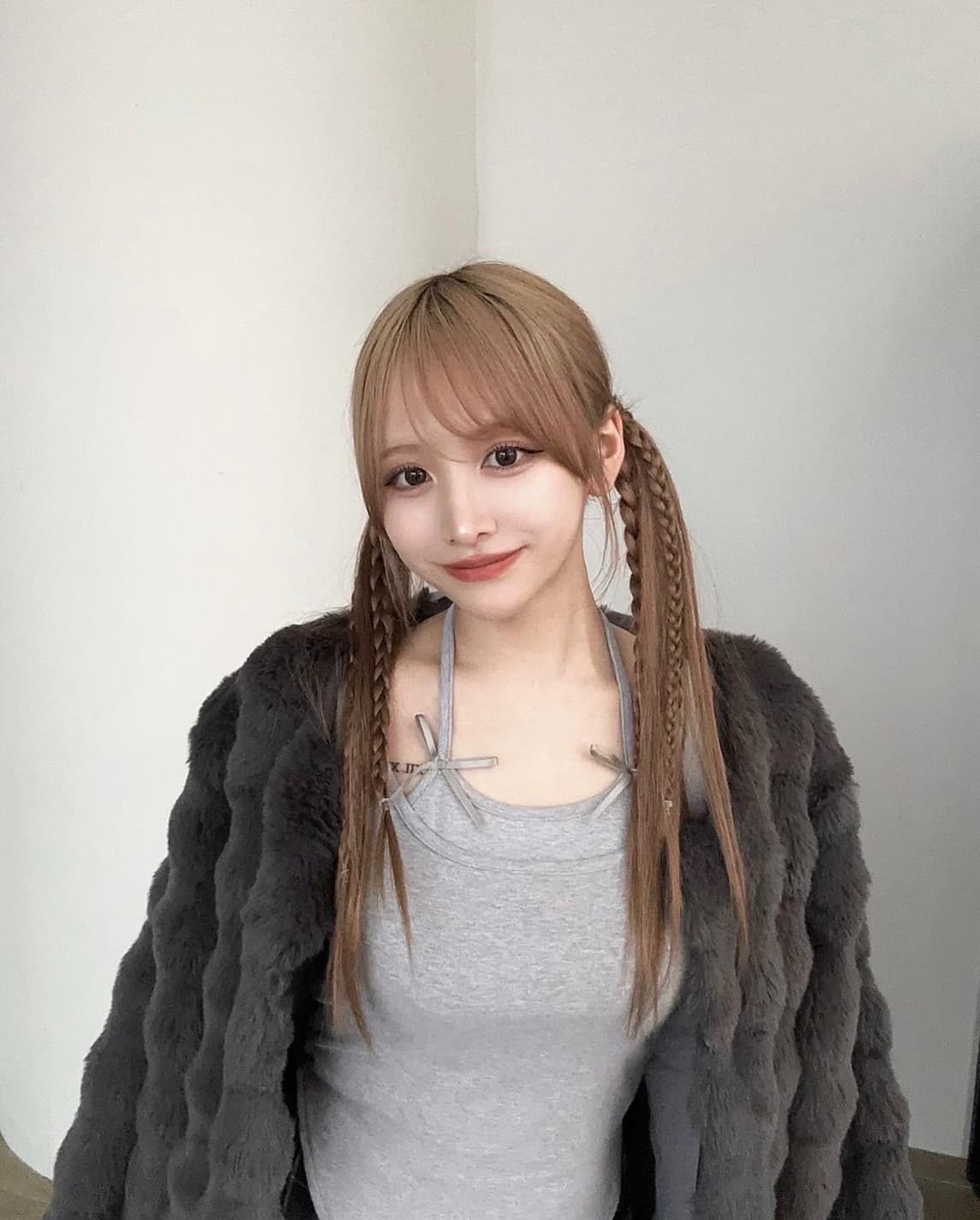 可愛すぎる二児の母が自身の新作服を紹介