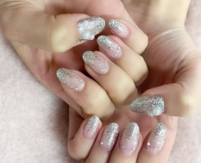 瀧脇笙古、シンプルなのに華やか「ラメのグラデーションネイルにハマってます」