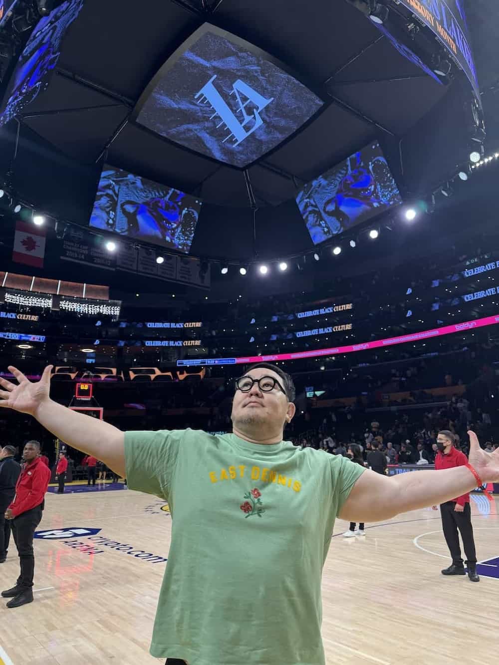 朝青龍がNBAレイカーズの試合を観戦！大迫力の写真を公開