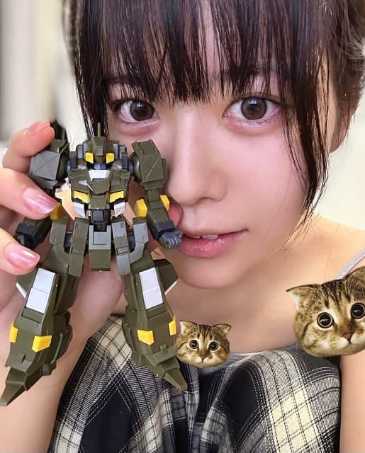 「スッピンでごめんだけど…」東雲うみがプラモデル製作進捗を報告