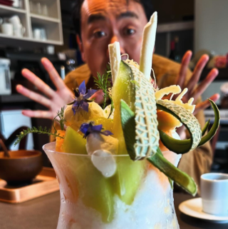 パフェの後ろにまさかの人物が！？有吉の投稿画像に多くの反響