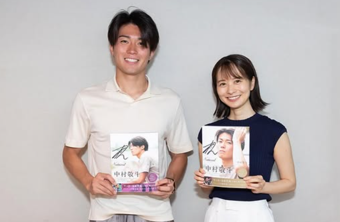 「欧州５試合連続ゴール」中村敬斗と高見侑里、最新フォトブックを手に語る２ショット公開