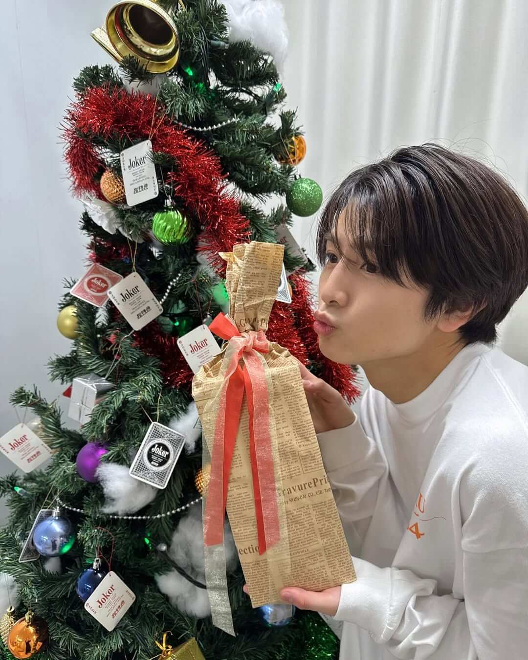 国宝級イケメン選出の柏木悠、クリスマスツリーの前でプレゼントを手にしたショットを公開！