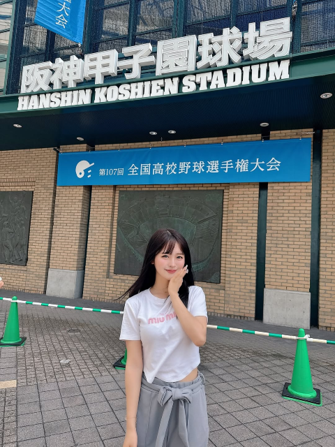 「みんなの推し高校はどこですか？」激カワアイドルが甲子園に降臨！お腹チラリSPORTYコーデでファン魅了