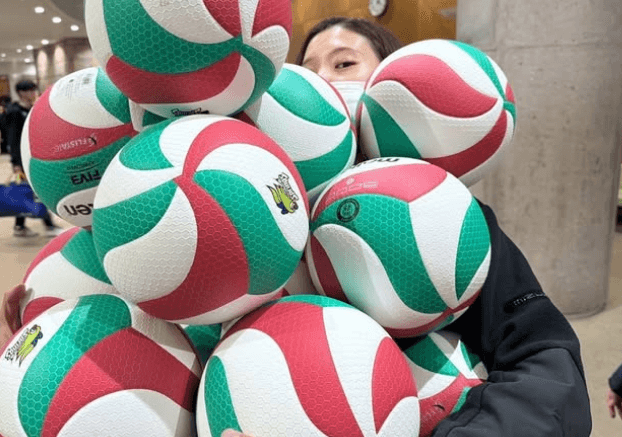 「ボール10個以上も凄い！」あの美女バレーボール選手が”顔うもれちゃう・ショット”を披露も「可愛すぎる」と褒めちぎられる