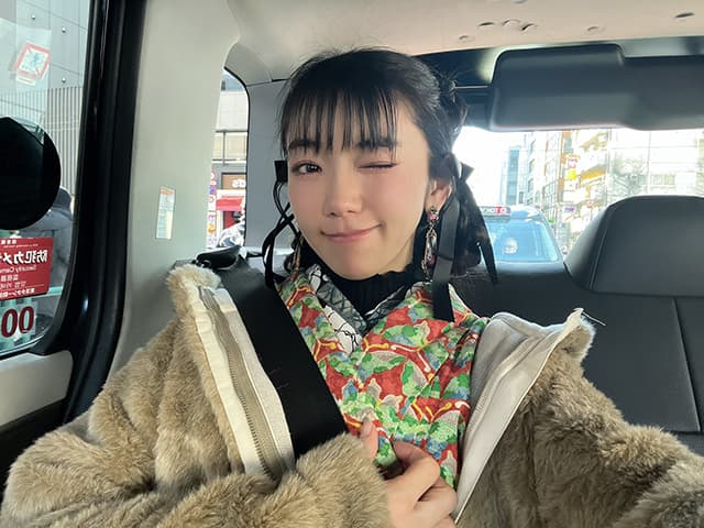 松嶋初音「急いでおうち帰るぞ」帰りのロケバスでの可愛いウインクオフショットを公開！