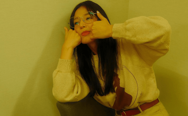 「イブイブぅ。」47万フォロワーの美女優、メガネDEほっぺ・グリグリショットにファン衝撃！「私、女の子ですが、大好きです」